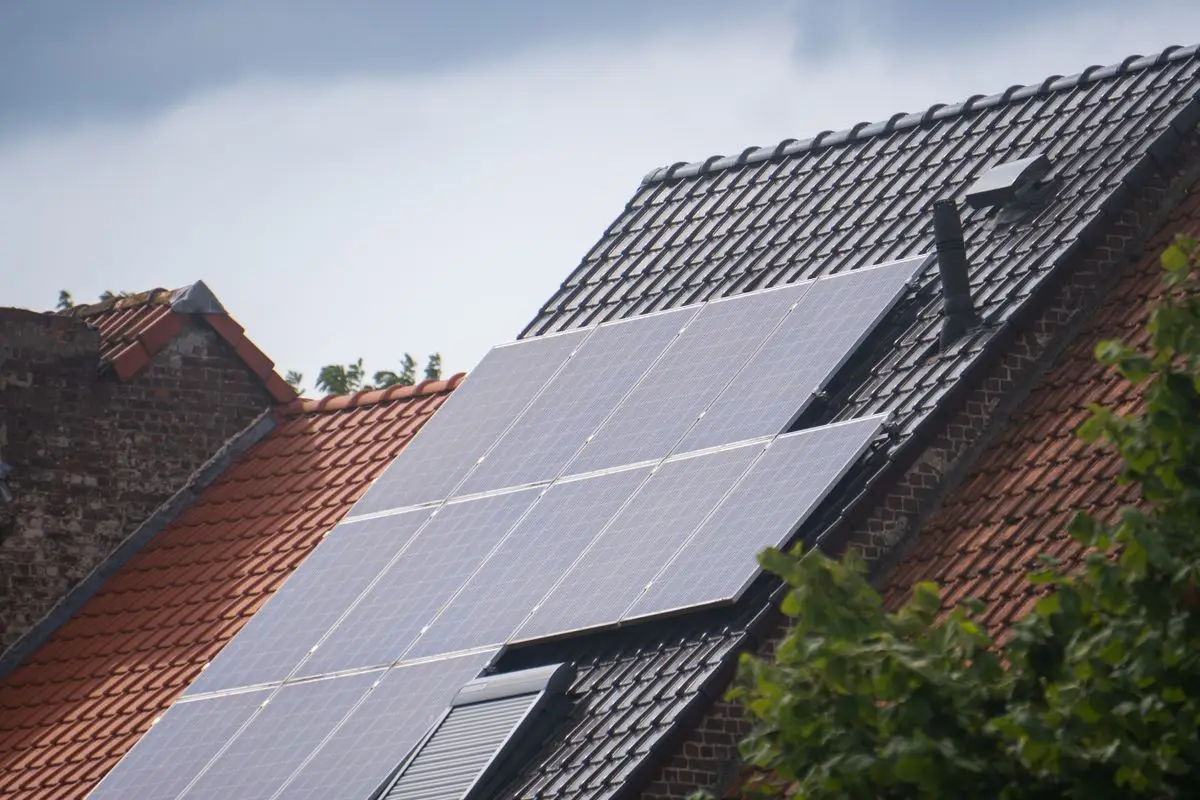 Roof with solar panels facing south - solar panel tilt angle pakistan