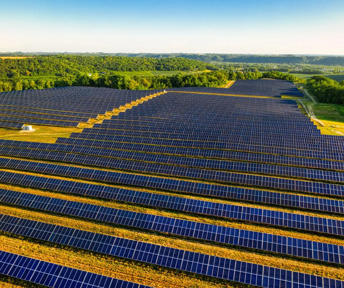 Solar energy farm in daylight - solar panels series vs parallel